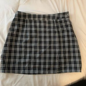Black and white plaid skirt 🖤🤍